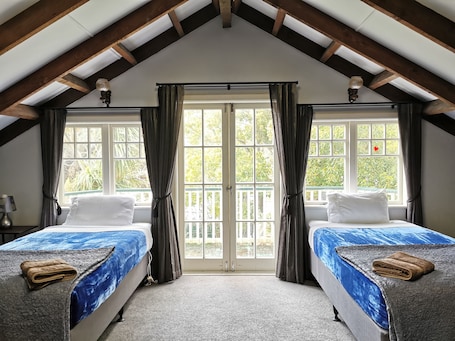 Muebles diferentes, wifi gratis y ropa de cama . Parakai Geothermal Motel