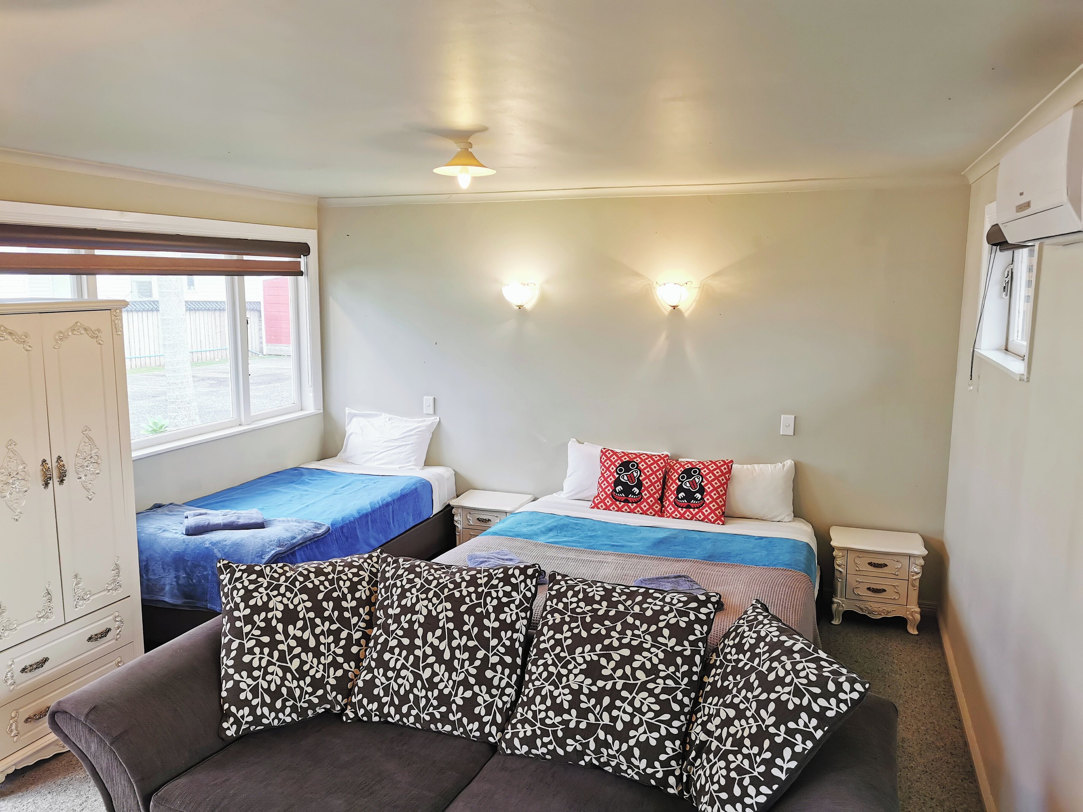 Studio with Mineral Hot Pool Unit 3 | Muebles diferentes, wifi gratis y ropa de cama 