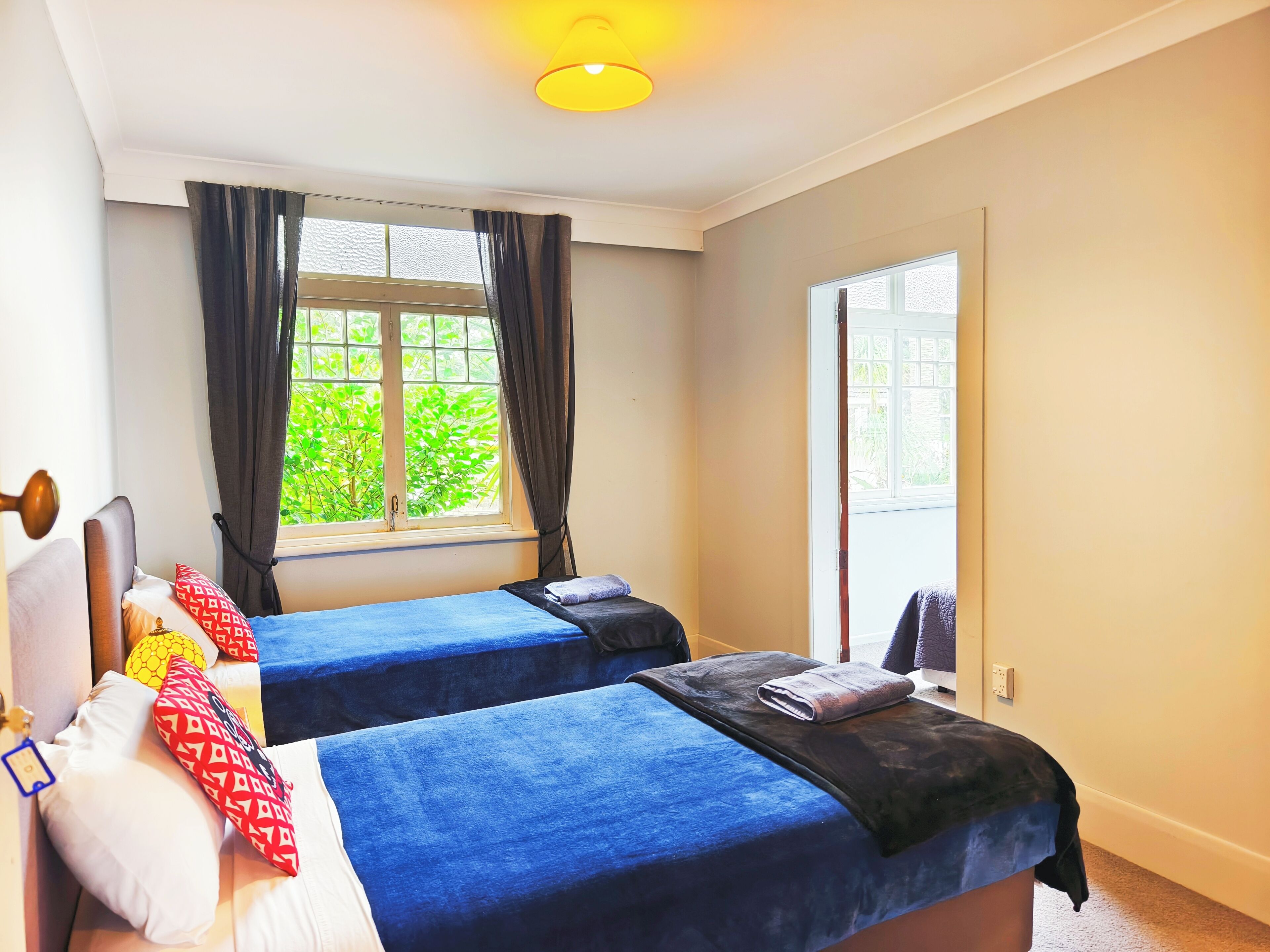 Room D with Shared Kitchen and Dining Area | Muebles diferentes, wifi gratis y ropa de cama 