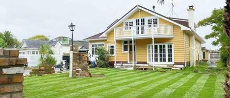 Vista frontal de la propiedad