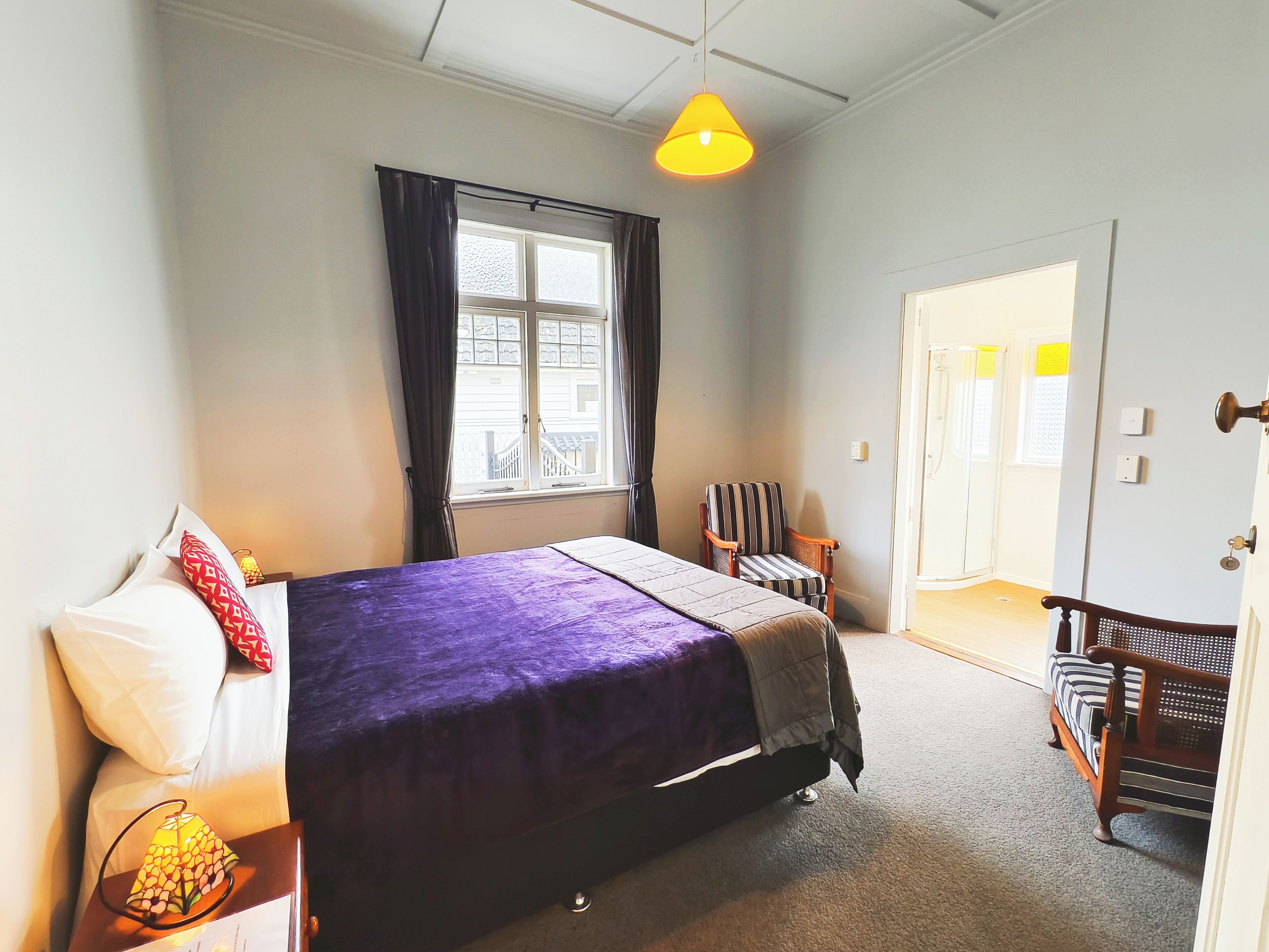 Room C with Shared Kitchen and Dining Area | Muebles diferentes, wifi gratis y ropa de cama 