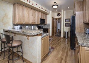 Casa | Cocina privada | Frigorífico, microondas, placa de cocina y lavavajillas