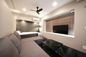 Habitación Deluxe, 3 habitaciones, no fumadores, cocina | Zona de estar | Una televisión de pantalla plana