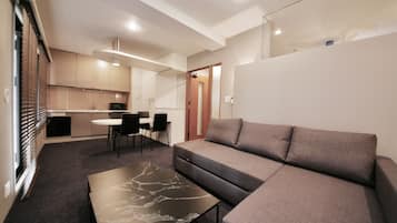 Deluxe-Zimmer, 3 Schlafzimmer, Nichtraucher, Küche | Laptopgeeigneter Arbeitsplatz, kostenloses WLAN, Bettwäsche