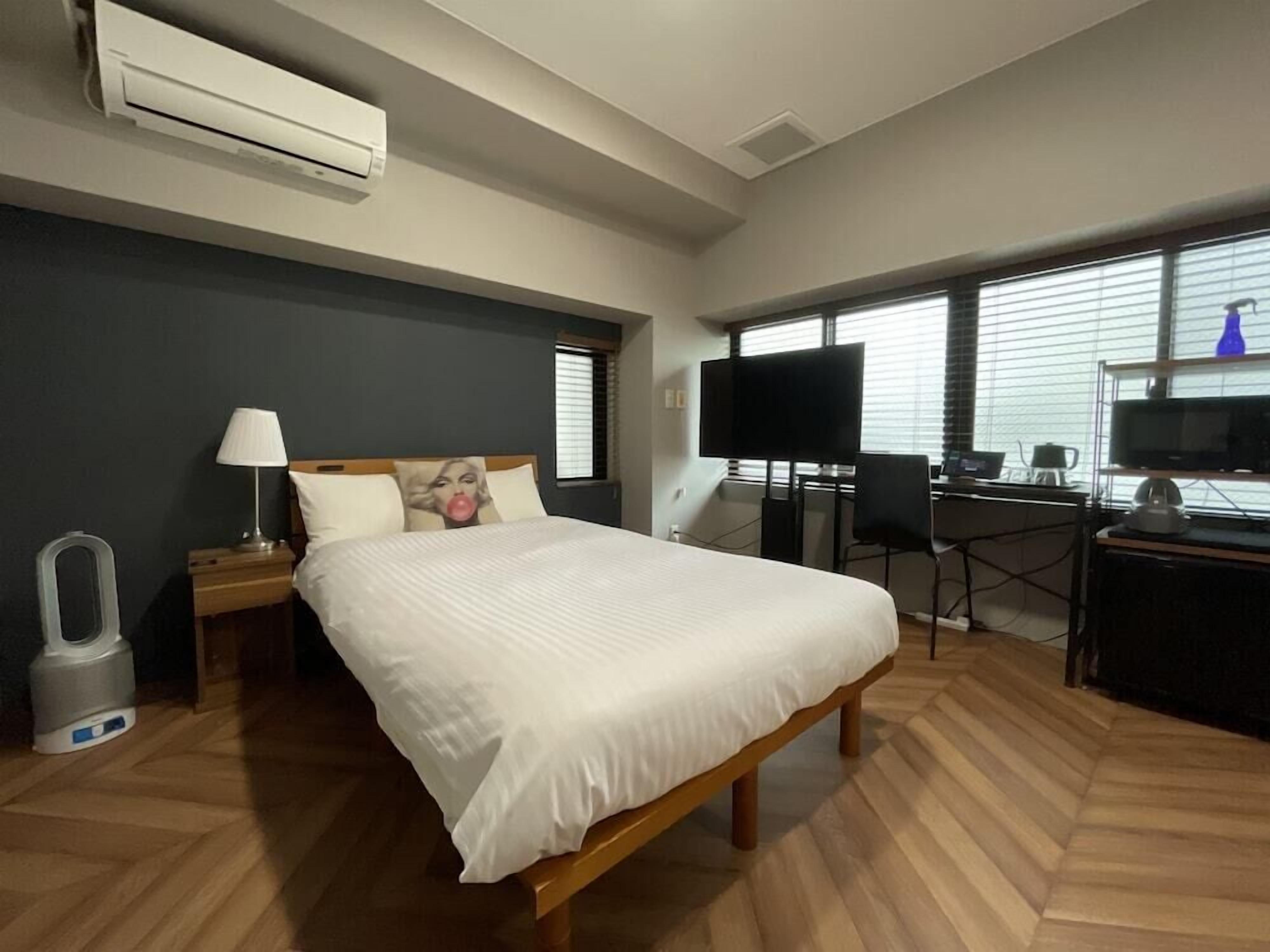 Laptop workspace, free WiFi, bed sheets