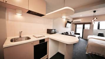 Standard Room, 1 Bedroom, Non Smoking, Kitchen | Private kitchen | Fridge, microwave, stovetop, cookware/dishes/utensils