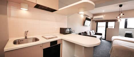 Chambre Standard, 1 chambre, non-fumeurs, cuisine | Cuisine privée | Réfrigérateur, micro-ondes, plaque de cuisson