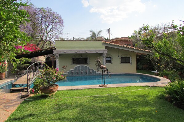 Alberca al aire libre y alberca climatizada