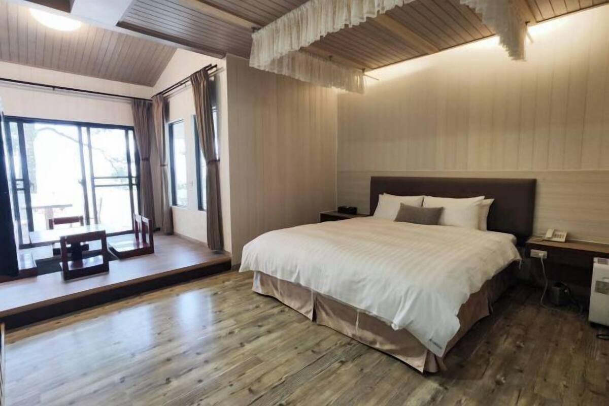 WiFi (free), bed sheets