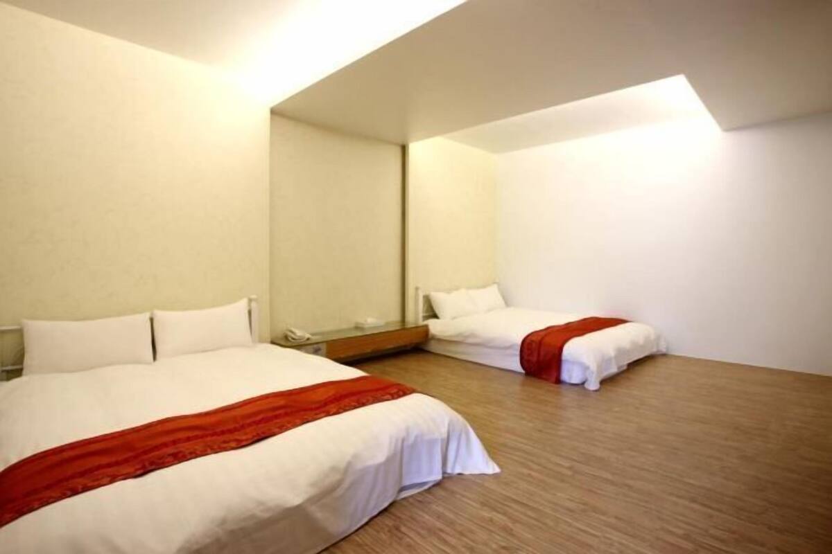 WiFi (free), bed sheets