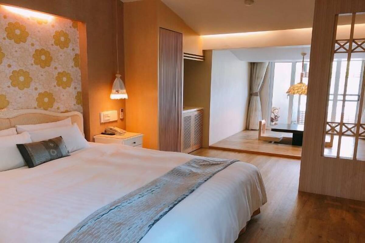 WiFi (free), bed sheets