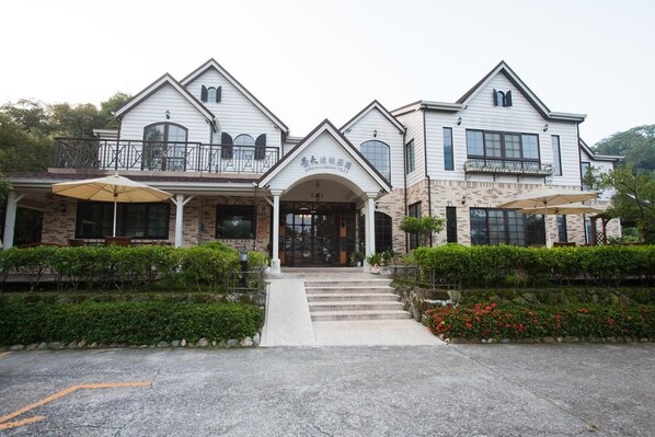 Vista frontal de la propiedad