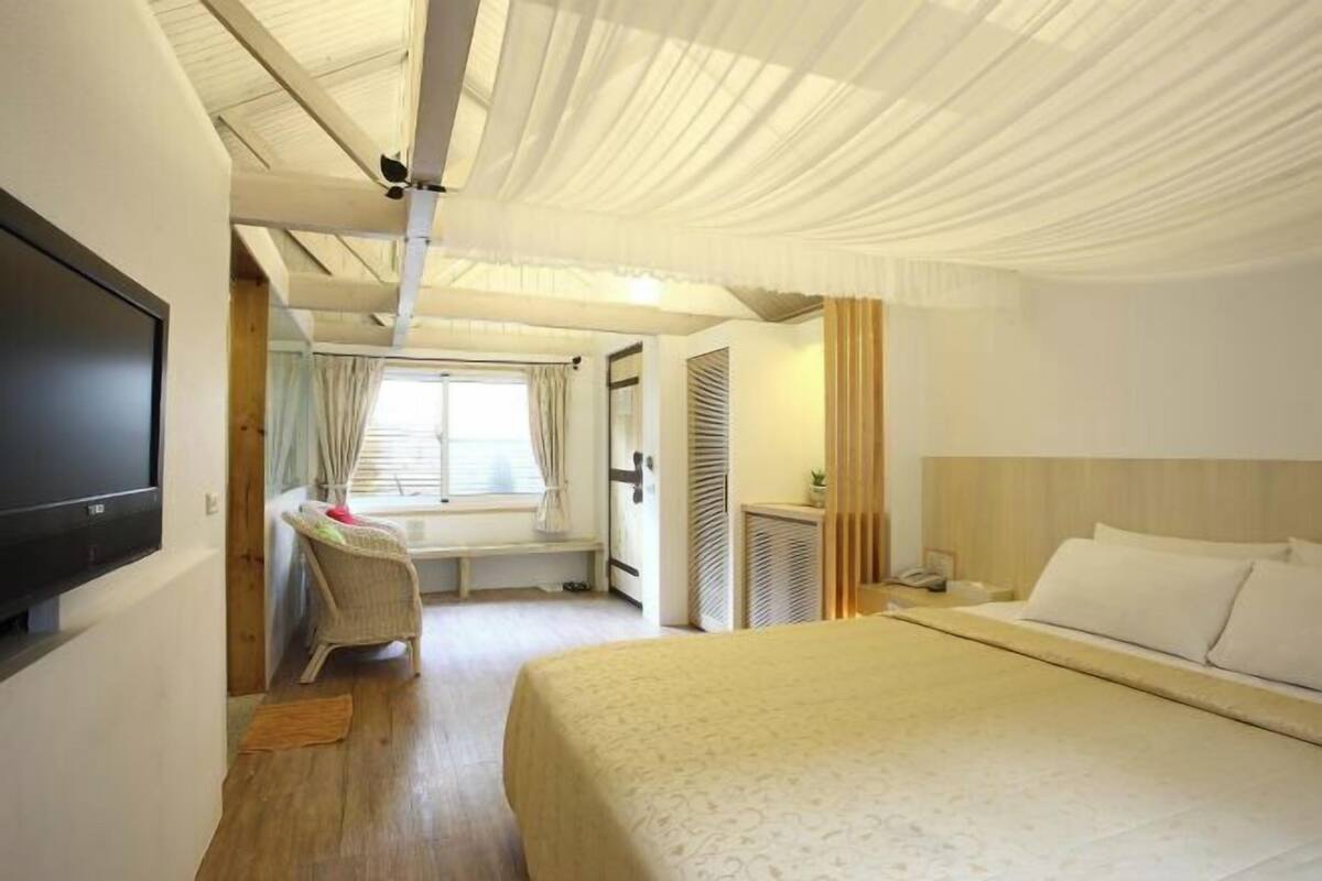 WiFi (free), bed sheets