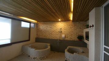 Deep soaking bathtub