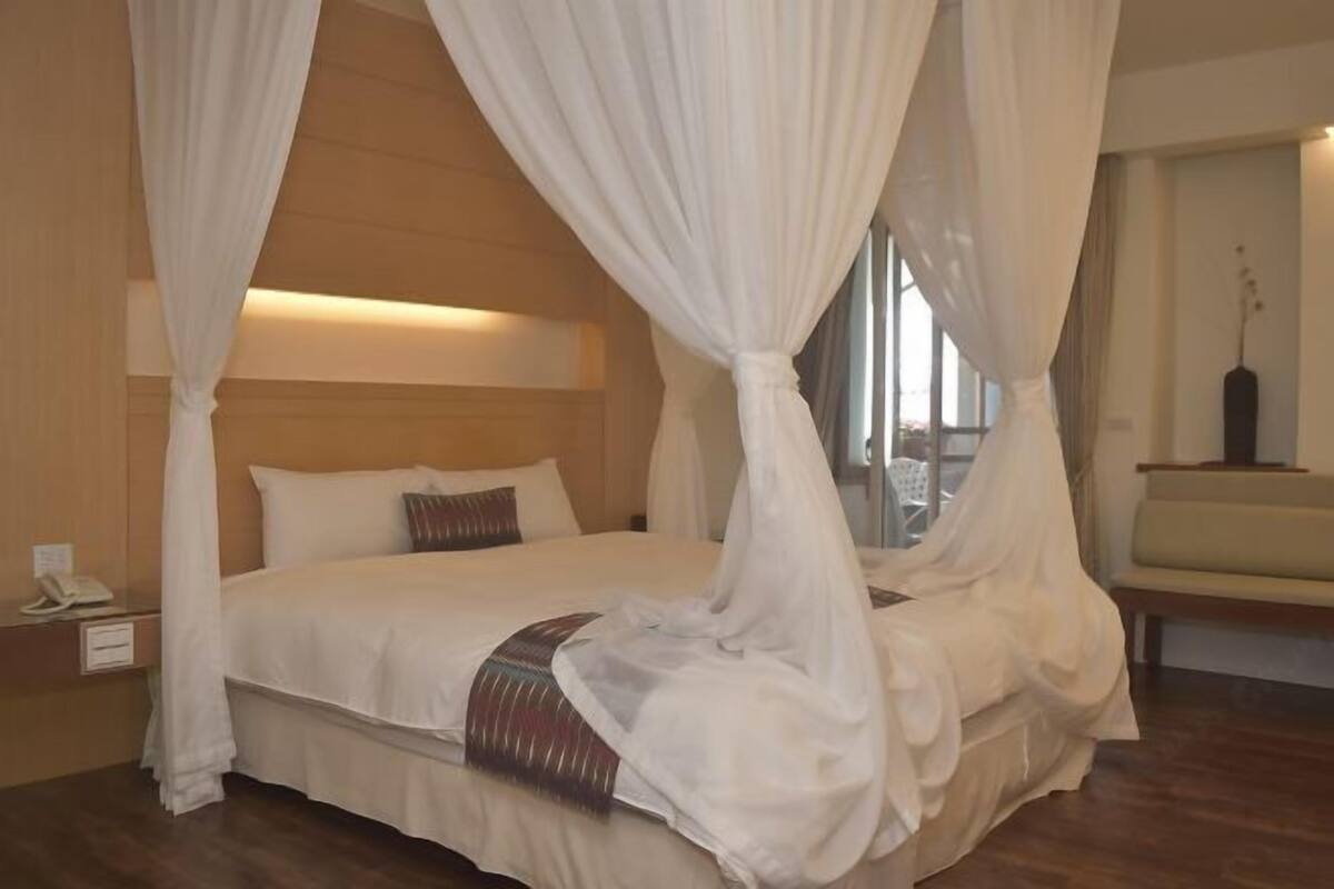 WiFi (free), bed sheets