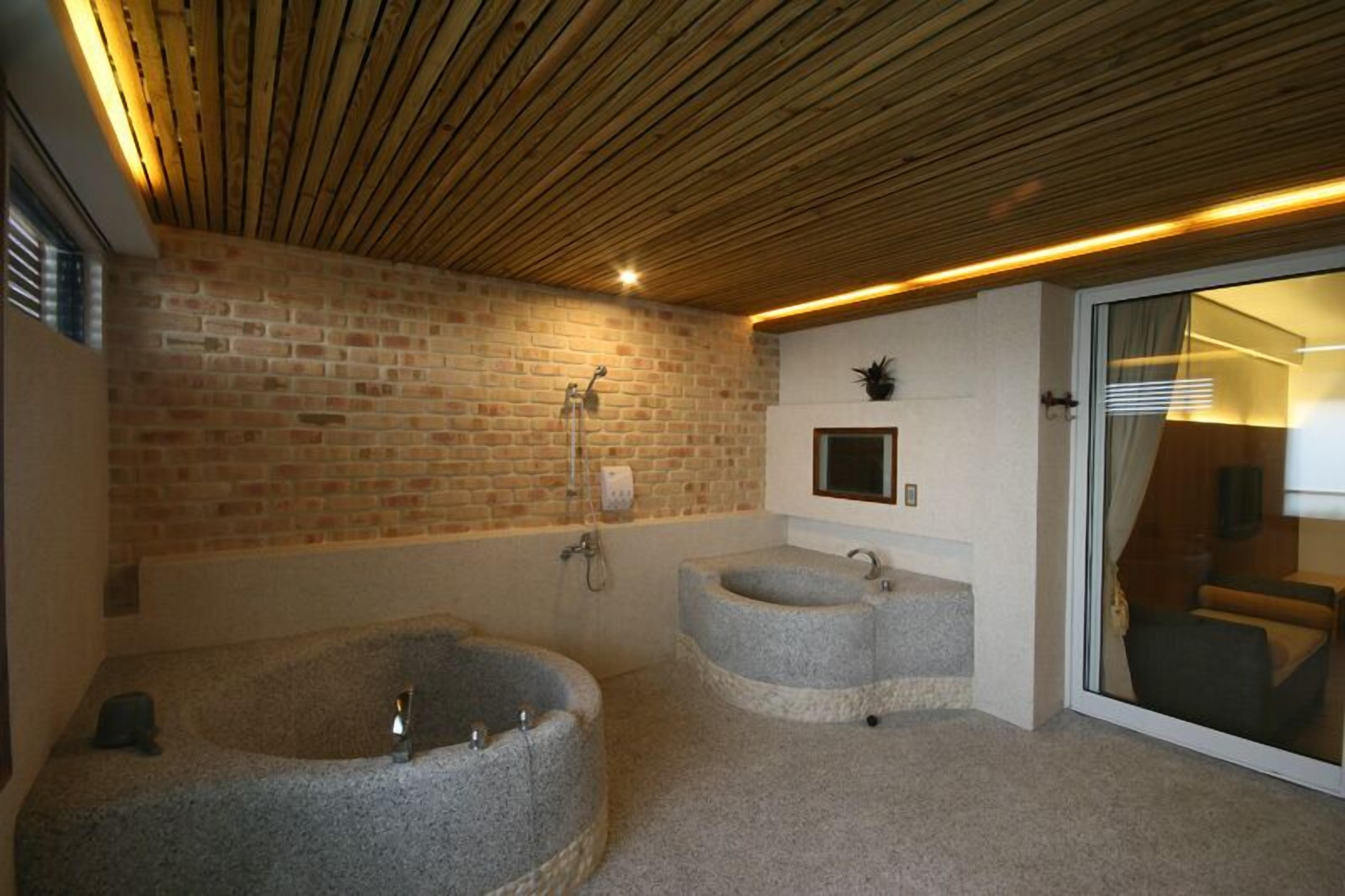 victoria quadruple room | deep-soaking bathtub