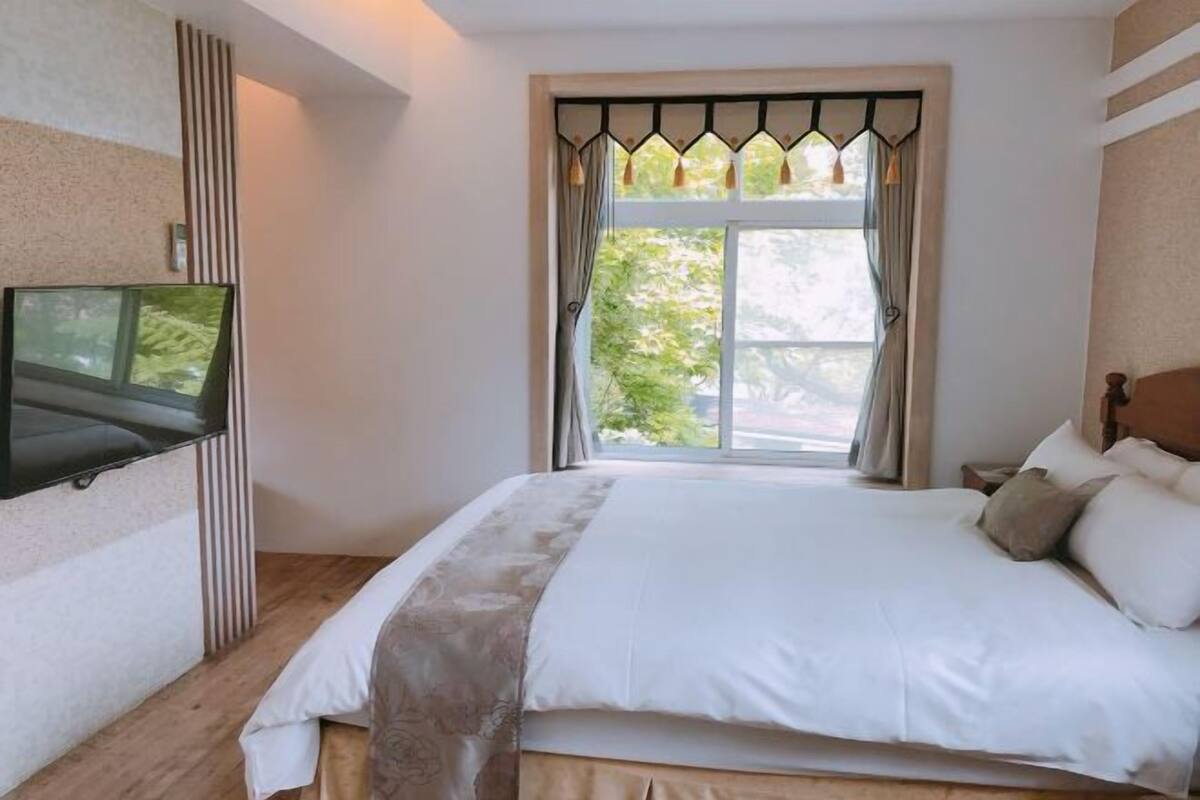 WiFi (free), bed sheets