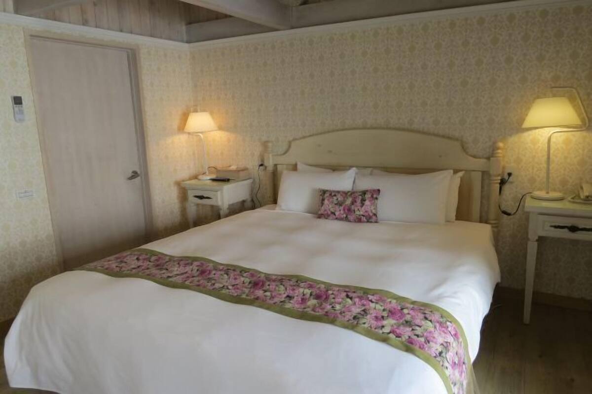 WiFi (free), bed sheets