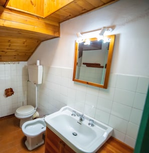 Badewanne, Haartrockner, Bidet, Handtücher