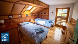 A room with two beds, wooden walls, a skylight, and a door with a view. - Serrada di Folgaria, the attic of Villa Gentilini (Serrada)