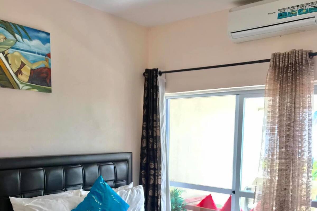 Queen Room | Premium bedding, down comforters, pillowtop beds, minibar