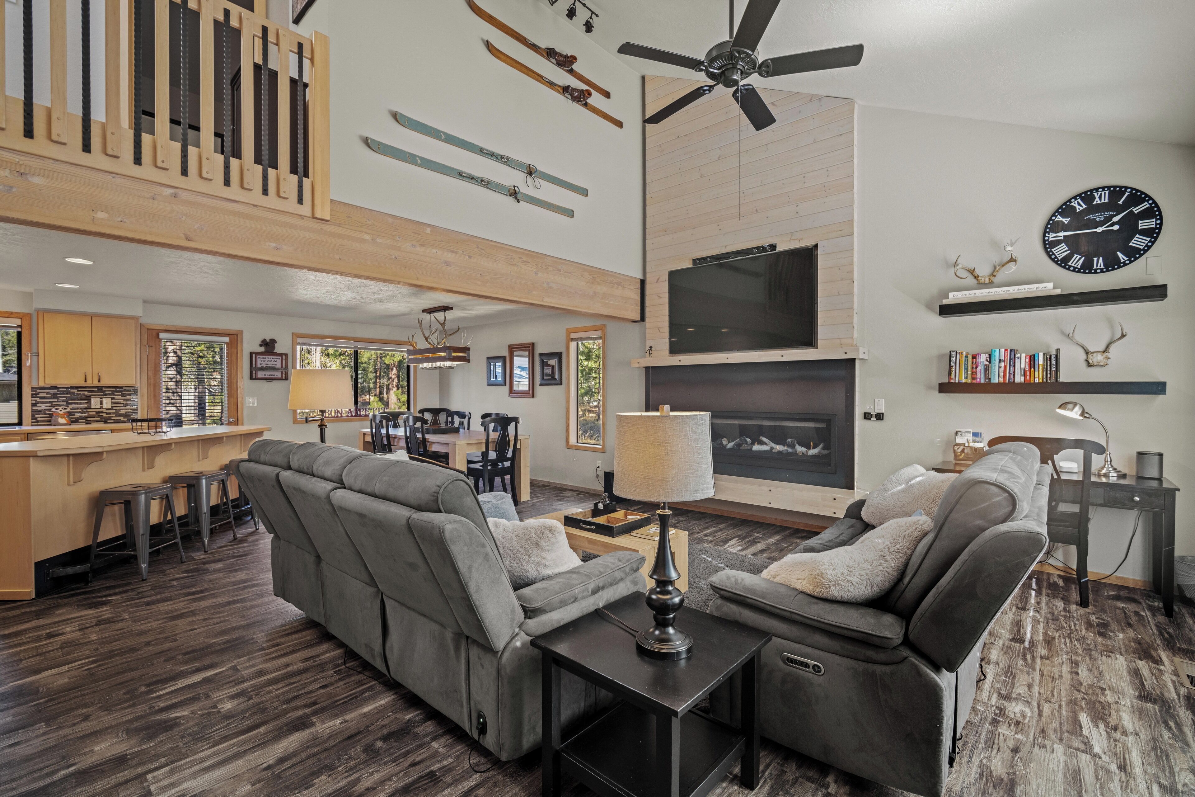 TV, fireplace, ping pong, books