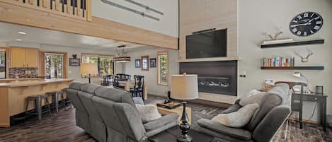 TV, fireplace, ping pong, books