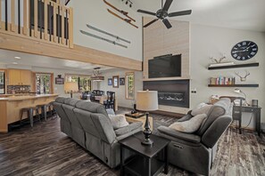 TV, fireplace, ping pong, books - Sunriver Retreat with Hot Tub, Deck & Ping Pong (Bend)
