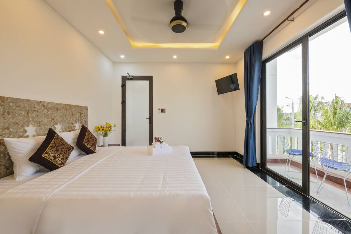 Deluxe Double Room | Minibar, in-room safe, desk, laptop workspace