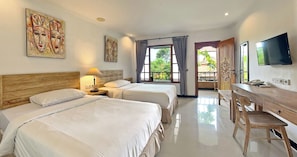 Habitación superior con 1 cama matrimonial o 2 individuales | Caja de seguridad en la habitación y escritorio