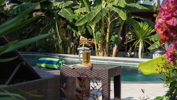 Una piscina al aire libre
