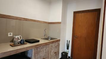 Frigobar y tetera eléctrica