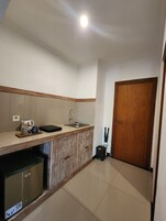 迷你冰箱、电热水壶