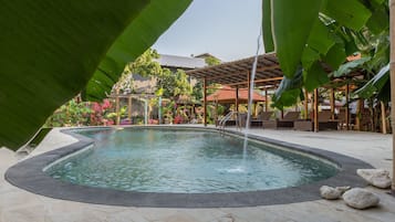 Una piscina al aire libre