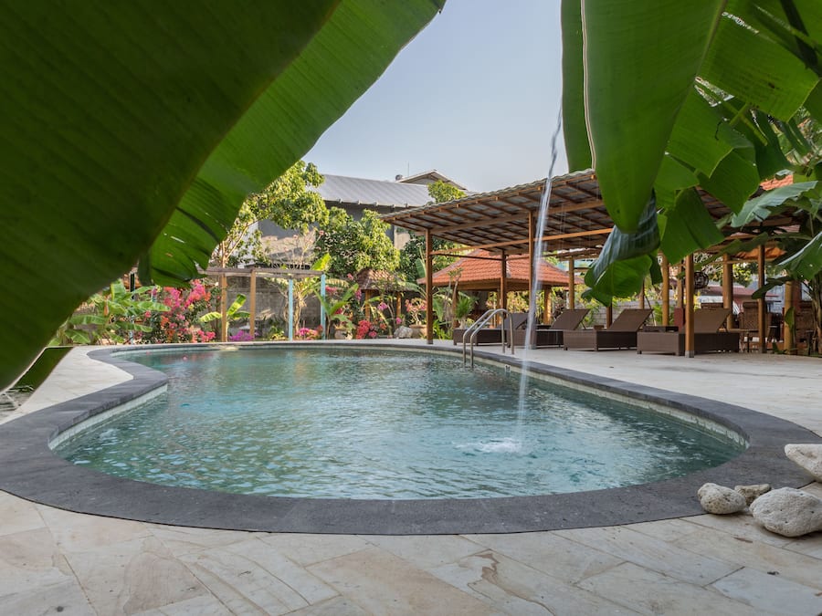 Una piscina al aire libre