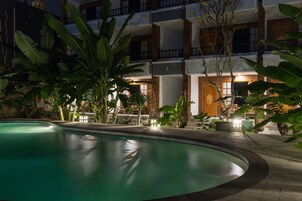 Framhlið gististaðar – að kvöld-/næturlagi