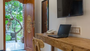 Caja de seguridad en la habitación y escritorio