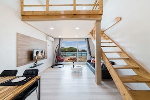 Duplex (101) | Living area | Flat-screen TV