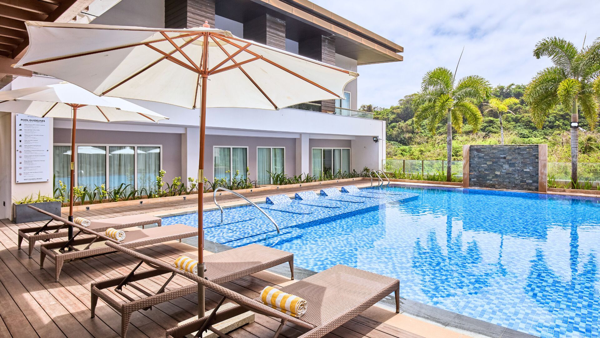 Piscina all'aperto, ombrelloni da piscina, lettini