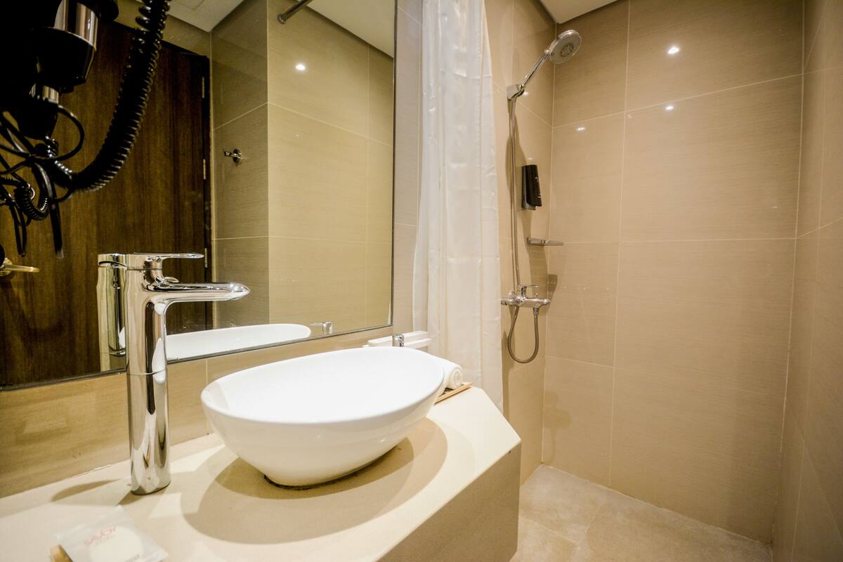 shower, rainfall showerhead, free toiletries, hair dryer