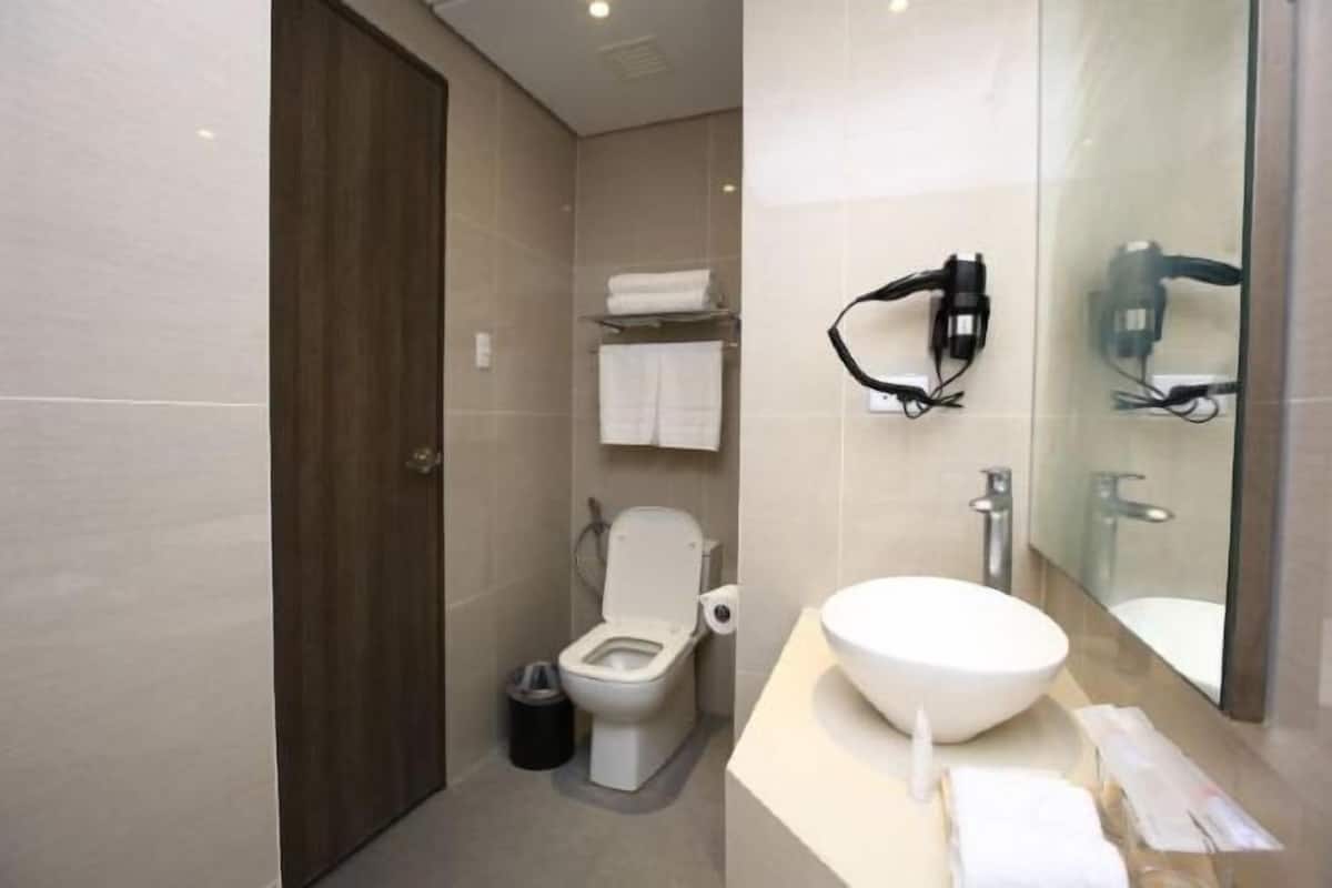 Badezimmer | Dusche, Regendusche, kostenlose Toilettenartikel, Haartrockner