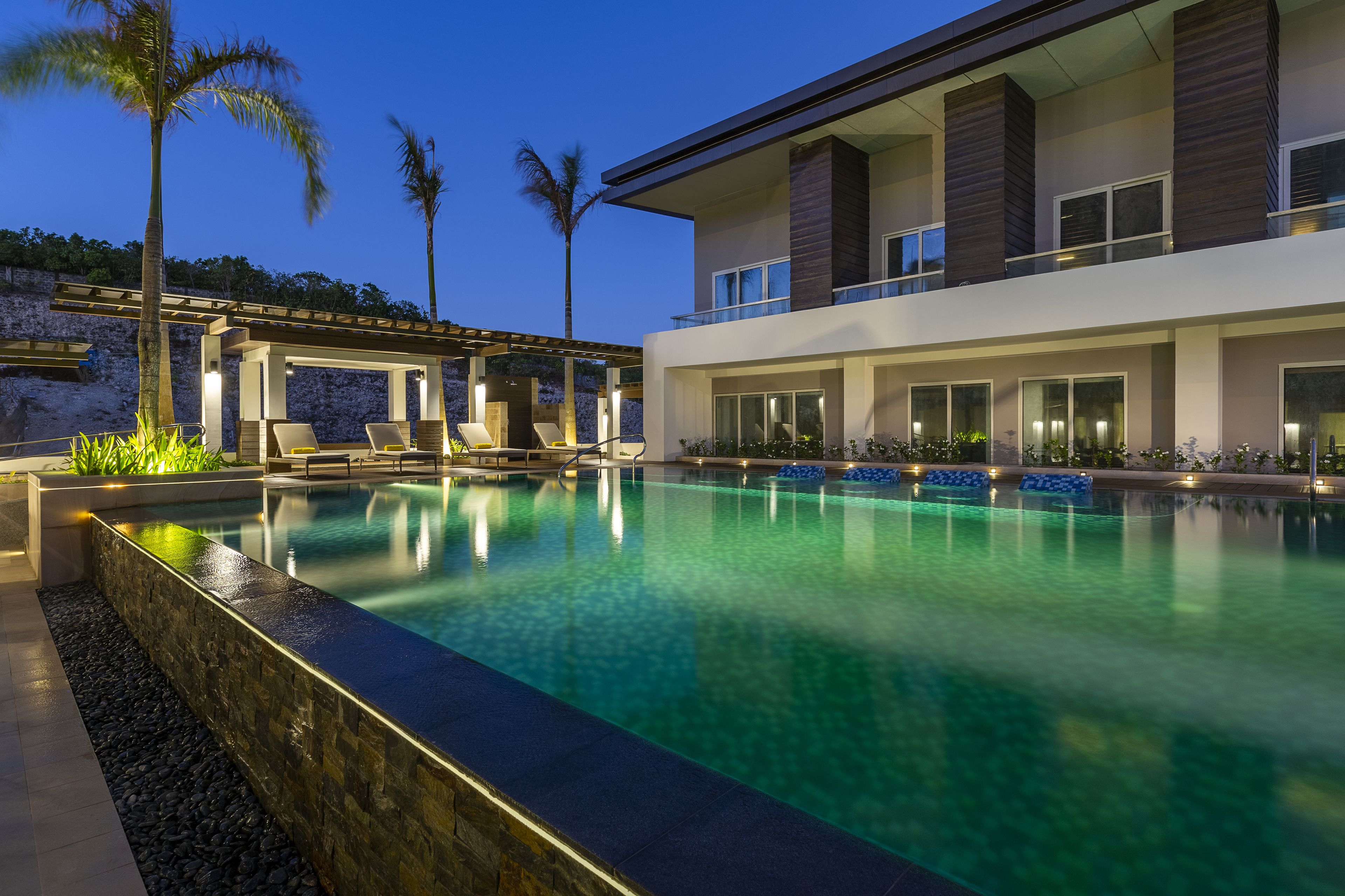 屋外プール、営業時間 7:00 ～ 22:00、プール パラソル、サンラウンジャー