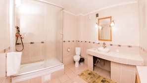 Dusche, kostenlose Toilettenartikel, Haartrockner, Handtücher