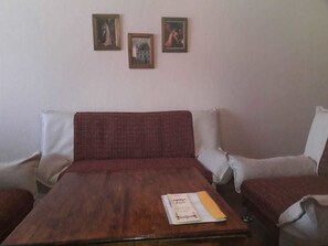 Habitación de lujo | Zona de estar | Una televisión de pantalla plana