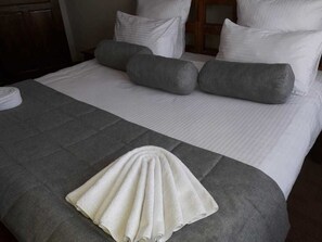 Habitación de lujo | Escritorio, tabla de planchar con plancha, camas extra y wifi gratis 