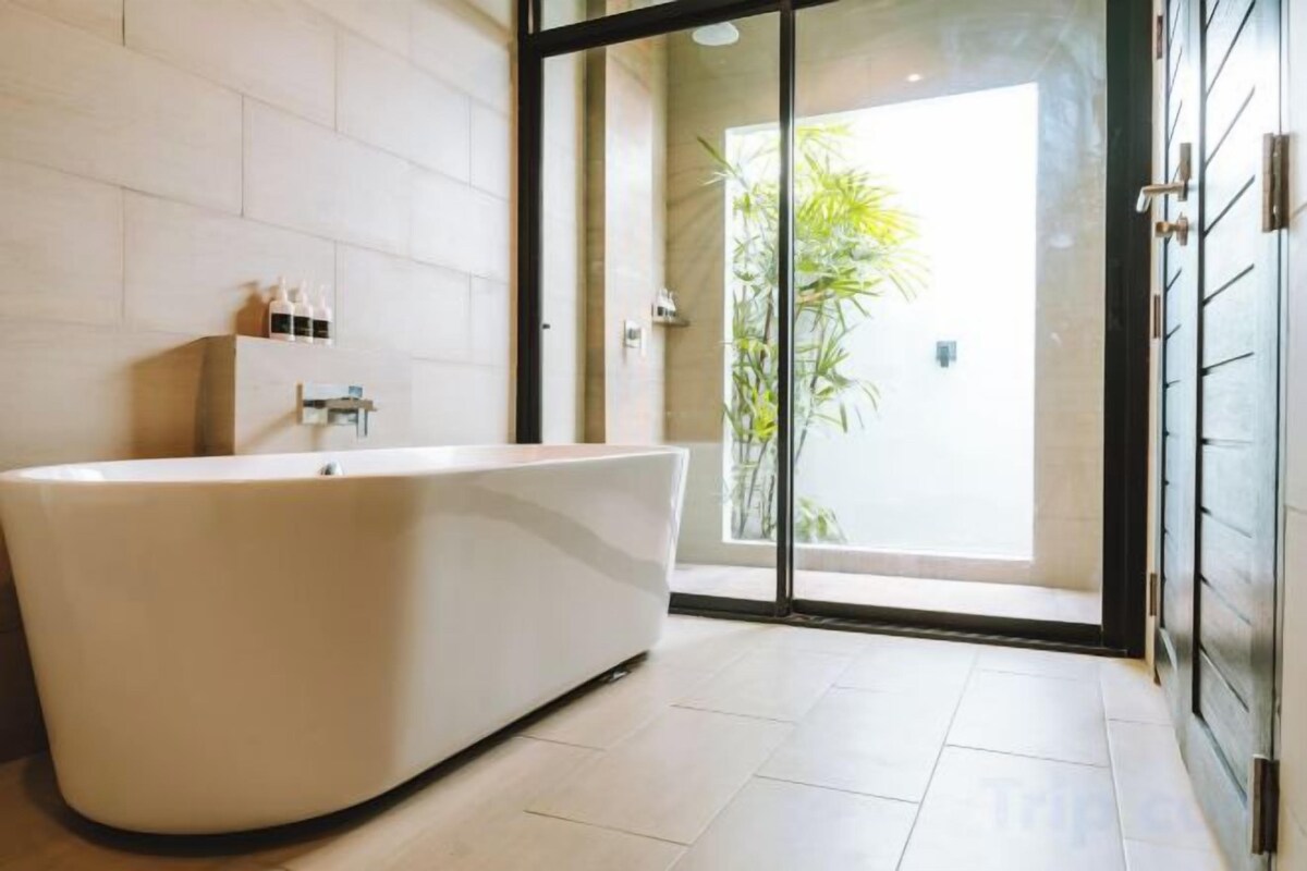 Bathroom | Combined shower/tub, rainfall showerhead, free toiletries, hair dryer
