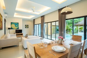 Garden Pool Suite Villa 3 Bedrooms | リビング エリア | 49 インチの液晶テレビ (ケーブル放送視聴可)、テレビ