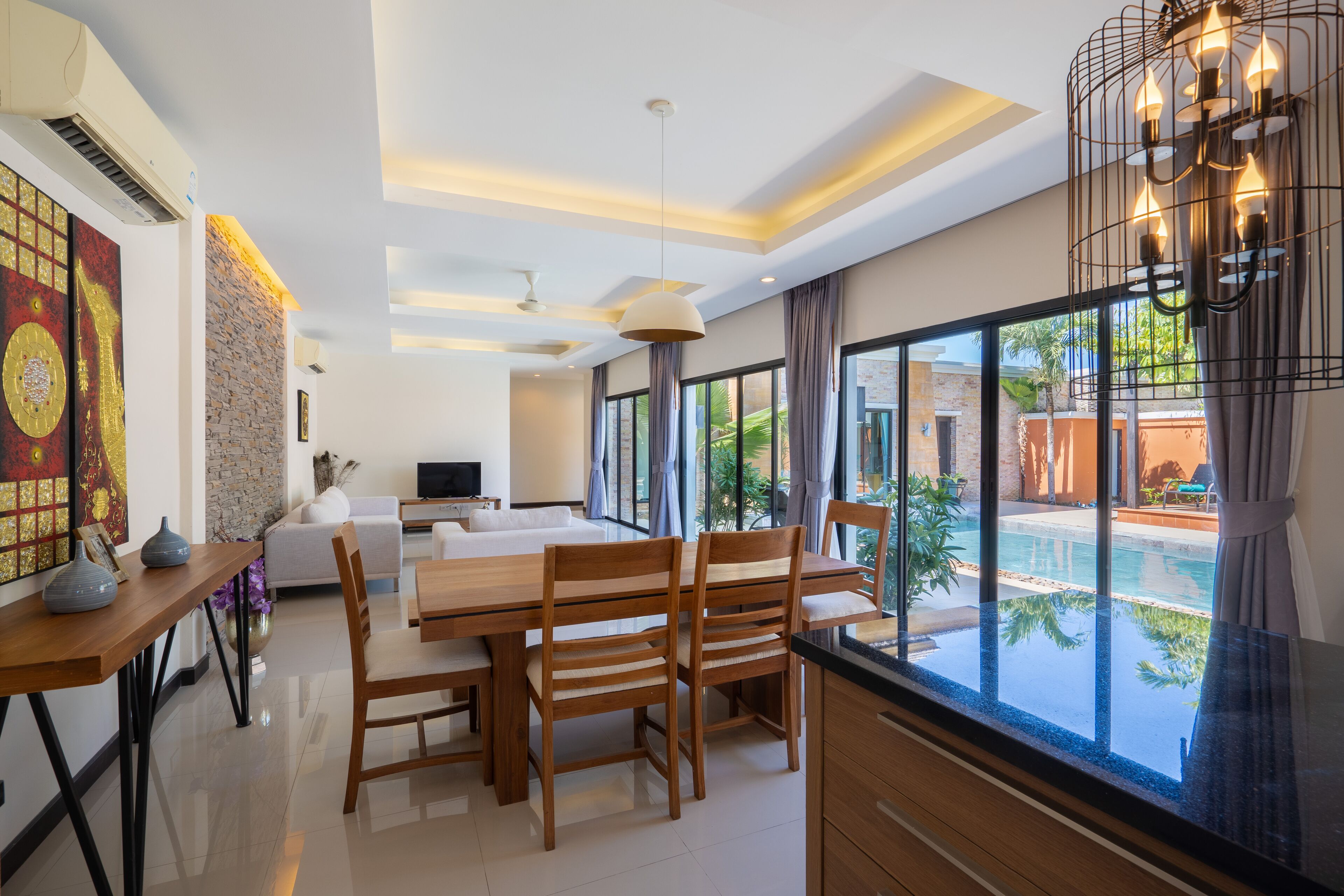 Garden Pool Villa | Woonkamer | Een 49-inch lcd-televisie met kabelzenders en een televisie