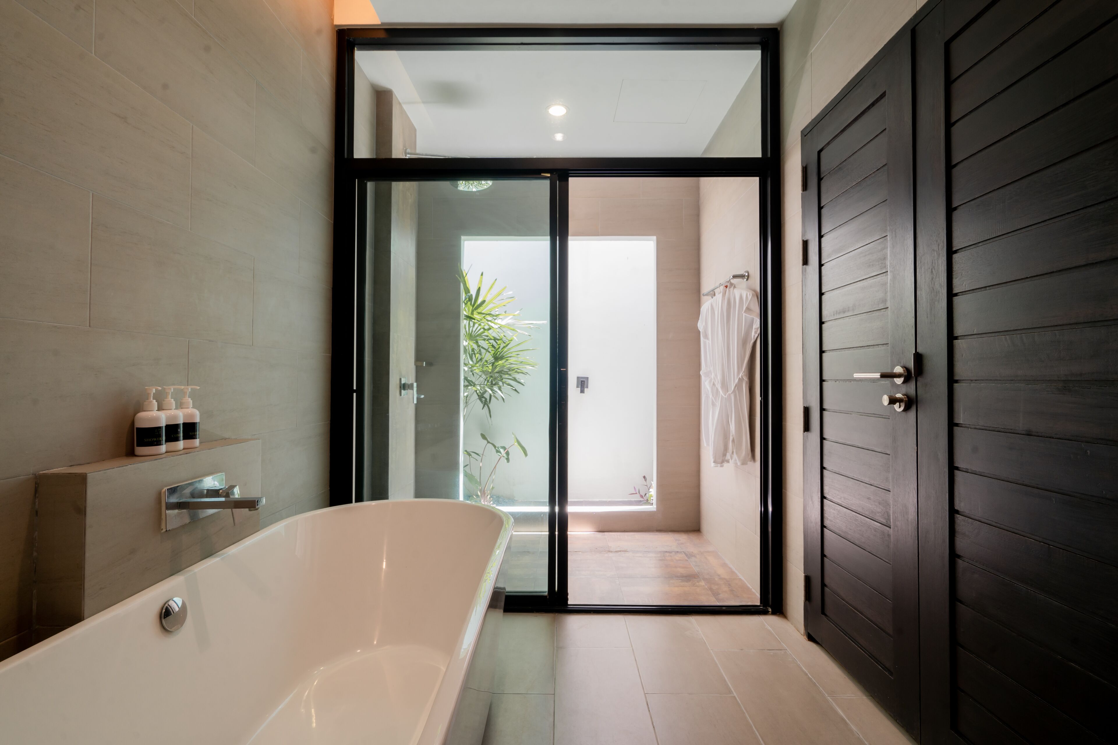 Combined shower/bathtub, rainfall showerhead, free toiletries