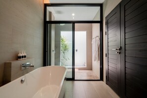 Combined shower/bathtub, rainfall showerhead, free toiletries - Layantara Villas (Thep Krasattri)